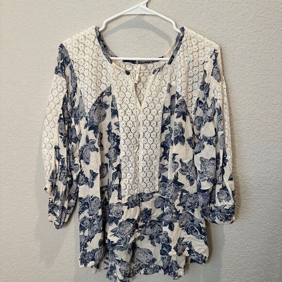 Free People Blue White Floral Lace Oversized Peasant Blouse - Size XS - EUC - Picture 1 of 8
